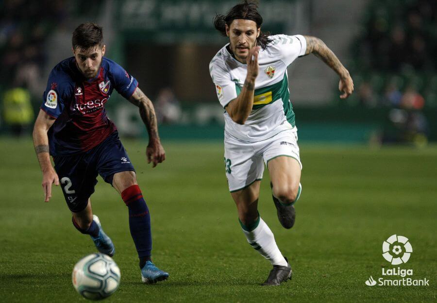 El jugador del Elche, Juan Cruz, pelea un balón durante un partido ante el Huesca / LFP